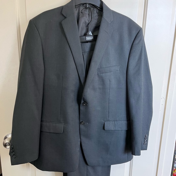 Van Huesen suit separates being sold as set. Charcoal size 44s and 38 pants. - Picture 1 of 4